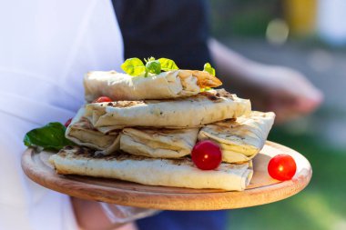 Shaurma, shaurma döner, bir ışık taş veya beton arka plan bir ekmek pasta sebzeli et. Kavram restaurant lokanta