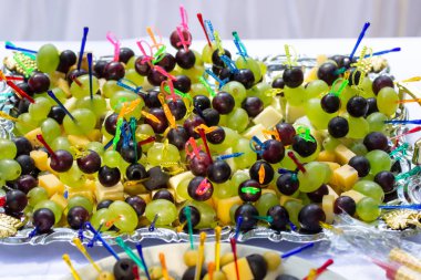 peynir, zeytin ve üzüm ile kanepe.