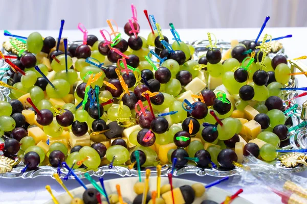 peynir, zeytin ve üzüm ile kanepe.