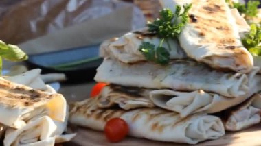 Shaurma, shaurma döner, bir ışık taş veya beton arka plan bir ekmek pasta sebzeli et. Kavram restaurant lokanta. Catering