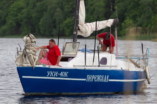 Cherkassy. Ukrayna. 9 Mayıs 2018. Nehirde Dnepr yat yarışı güzel.