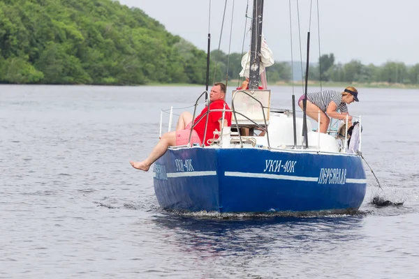 Cherkassy. Ukrayna. 9 Mayıs 2018. Nehirde Dnepr yat yarışı güzel.