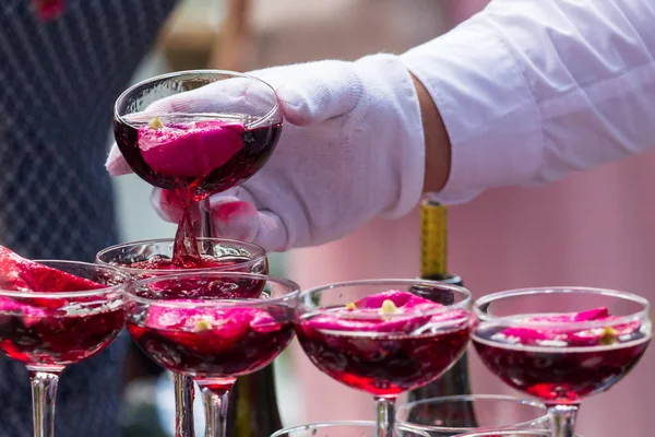 Gül yaprakları ile şampanya bardağı Piramidi.