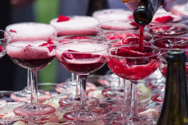 Gül yaprakları ile şampanya bardağı Piramidi.