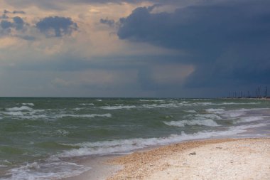 Güçlü dalgalar kayalık bir sahilde eziliyor..