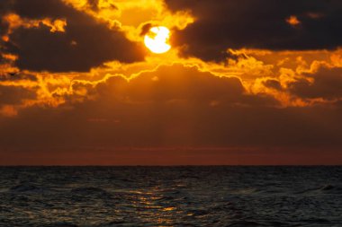 Deniz üzerinde gün batımı. doğa gökyüzü