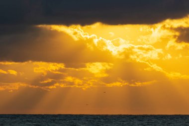 Deniz üzerinde gün batımı. doğa gökyüzü