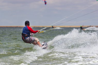 profesyonel kiter zor hüner sprey güzel bir arka plan üzerinde yapar..