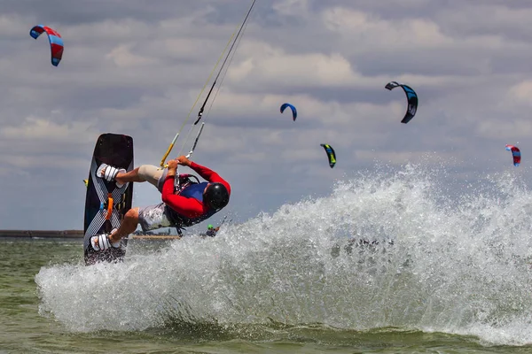 Professionnel Kiter Fait Tour Difficile Sur Beau Fond Pulvérisation — Photo