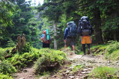 dağlarda yürüyüş yürüyüş yapanlar. Hedef, başarı, özgürlük ve başarı kavramı.