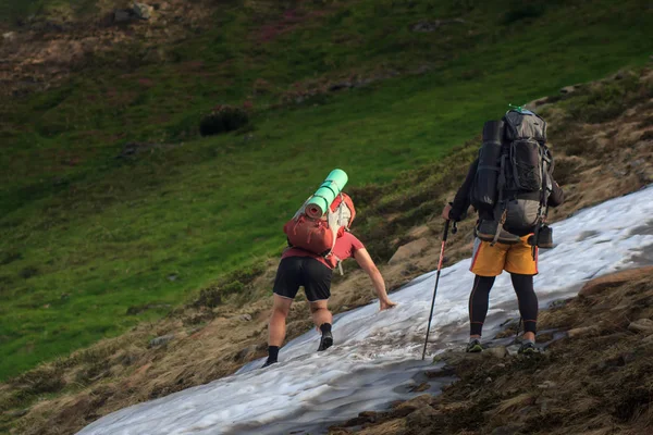 Caminhantes Caminhando Nas Montanhas Objetivo Sucesso Liberdade Conceito Realização — Fotografia de Stock