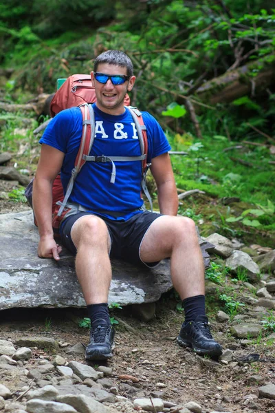 Karpatlar. Ukrayna. 12 Haziran 2018. Grup dağlarda yürüyüş yürüyüşçü