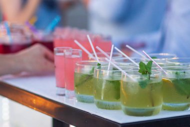 kokteyller ve alkolsüz içecekler. Bar