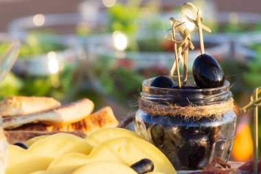 Salam, zeytin, peynir, salata için tatil tam tablo. Catering