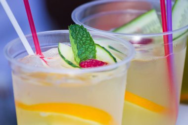 Soğuk yaz kokteylleri meyve ve çilek ile