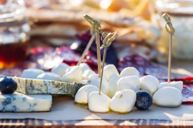 Üzüm, reçeli, incir, kraker ve ahşap arka plan üzerinde fındık ile peynir tabakları servis