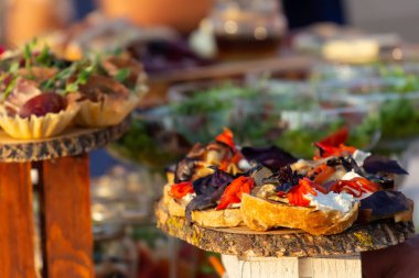 çatal bıçak ve cam kadehlerle yemek masası seti. Partiden önce restoranda..