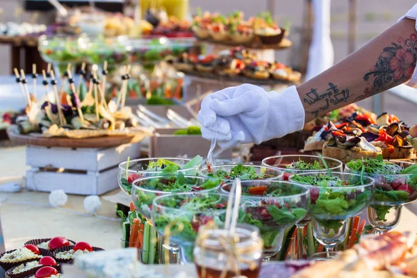 Servizio Ristorazione Tavola Apparecchiata Con Posate Calici Vetro Ristorante Prima — Foto Stock