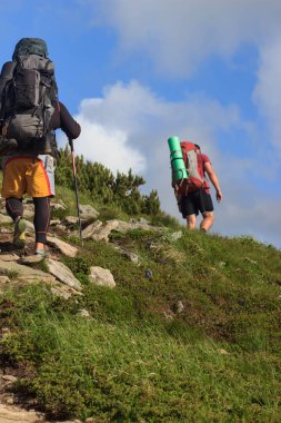 dağlarda yürüyüş yürüyüş yapan grup