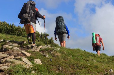 dağlarda yürüyüş yürüyüş yapan grup