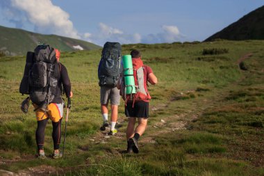 dağlarda yürüyüş yürüyüş yapan grup