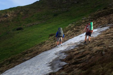 dağlarda yürüyüş yürüyüş yapan grup