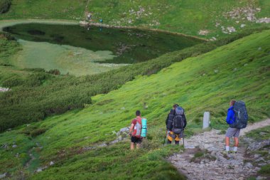 dağlarda yürüyüş yürüyüş yapan grup