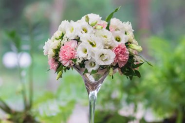 Vazodaki güzel çiçekler odadaki masada.