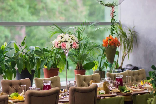 Bellissimi fiori in vaso sul tavolo in camera — Foto Stock