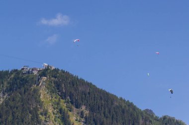 Mont Blanc massif Chamonix yukarıda Fransız Alpleri'nde üzerinde yamaç paraşütü.