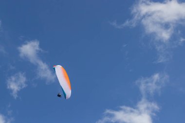 Mont Blanc massif Chamonix yukarıda Fransız Alpleri'nde üzerinde yamaç paraşütü.