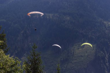 Mont Blanc Massif üzerinde arka planda uçan yamaç paraşütü Aiguilles du Chamonix, Alpler, Chamonix, Fransa vardır.