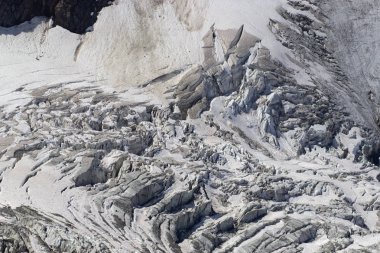 Yaz Dağları'nda buzul