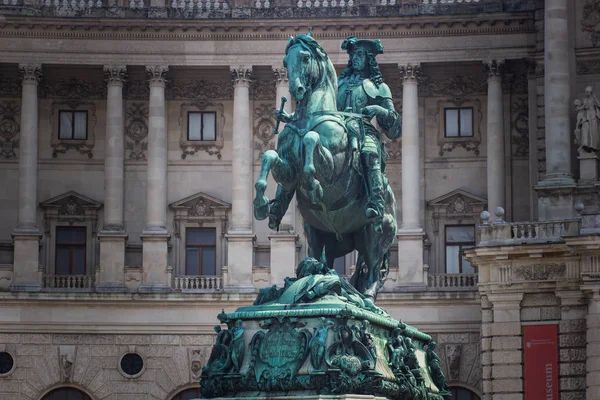 Monumento no centro da cidade de Viena. Bela expressão de emoções em pedra . — Fotografia de Stock