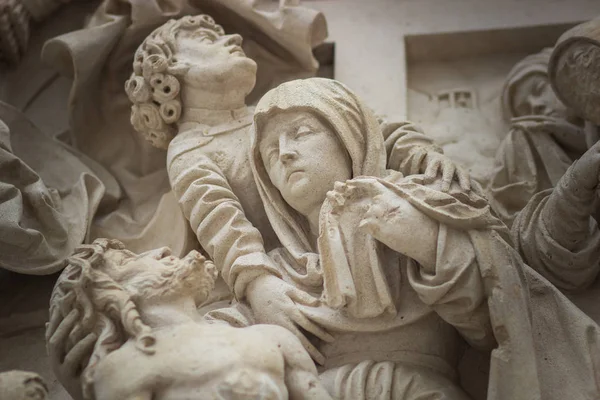 Monument in de stad centrum van Wenen. Mooie uitdrukking van emoties in steen. — Stockfoto