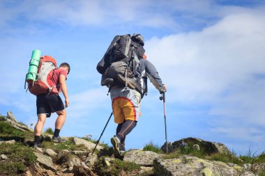 yürüyüşçüler Islandic dağlarda izinde. Landmannalaugar, İzlanda Milli Parkı trek. vadi parlak yeşil yosun ile kaplıdır.