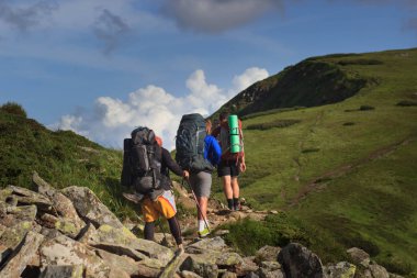 yürüyüşçüler Islandic dağlarda izinde. Landmannalaugar, İzlanda Milli Parkı trek. vadi parlak yeşil yosun ile kaplıdır.