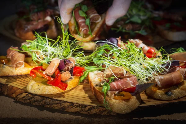 Bruschetta Proschuto Pomidor Parmezanem Rukolą Bliska — Zdjęcie stockowe