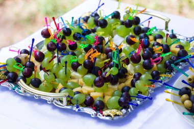 peynir, zeytin ve üzüm ile kanepe.