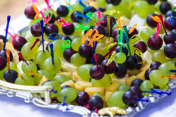 peynir, zeytin ve üzüm ile kanepe.