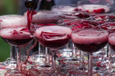 Gül yaprakları ile şampanya bardağı Piramidi.