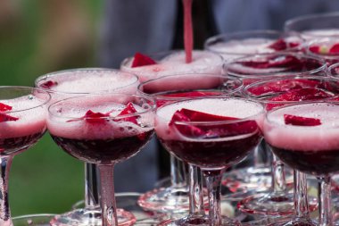 Gül yaprakları ile şampanya bardağı Piramidi.