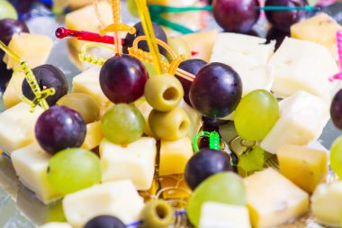Kanepe peynir, üzüm ve zeytin. Catering