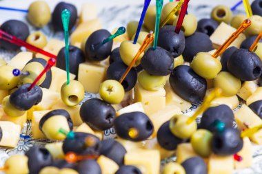 Kanepe peynir, üzüm ve zeytin. Catering