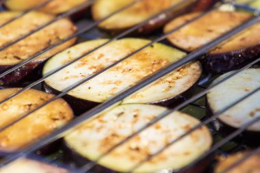 Arka plan bir ızgara makro üzerinde ızgara sebze.