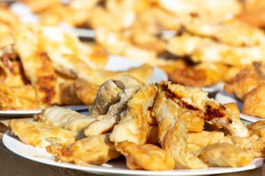 Bir plaka üzerinde hırpalanmış balık yakın çekim.