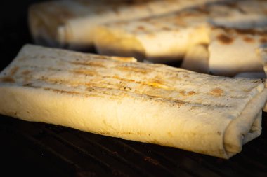 Shawarma tavuk taze sebze, krema sos ve patates kızartması ile bir Pide ahşap arka plan üzerinde rulo