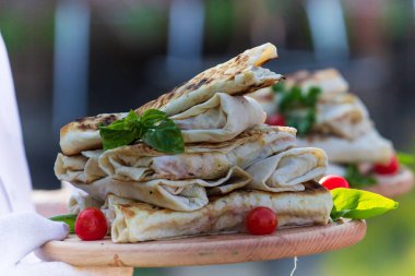 Shawarma tavuk taze sebze, krema sos ve patates kızartması ile bir Pide ahşap arka plan üzerinde rulo