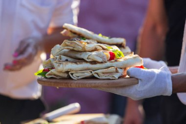 Shawarma tavuk taze sebze, krema sos ve patates kızartması ile bir Pide ahşap arka plan üzerinde rulo