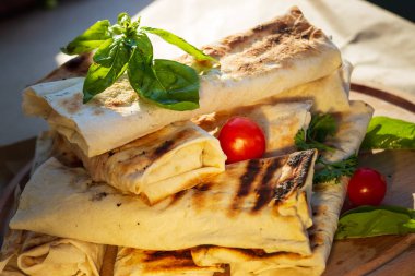 Shawarma tavuk taze sebze, krema sos ve patates kızartması ile bir Pide ahşap arka plan üzerinde rulo